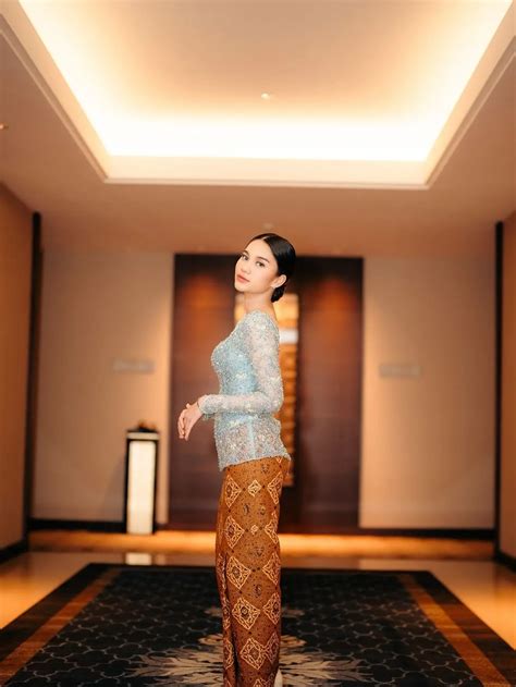 Ide Kebaya Warna Biru yang Fresh dan Elegan, dari Azizah Salsa hingga