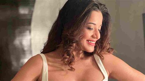 Celebrating Love: Monalisa's Gorgeous Look On "Propose Day''.