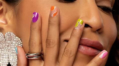 Uñas imponentes y coloridas son la tendencia del verano 2021 | Vogue