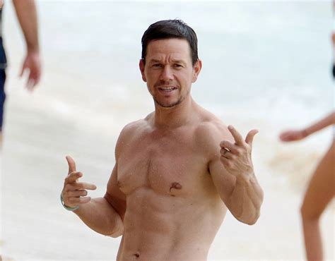 “Mark Never Ages”: Looking Absolutely Shredded, 52-YO Mark Wahlberg ...
