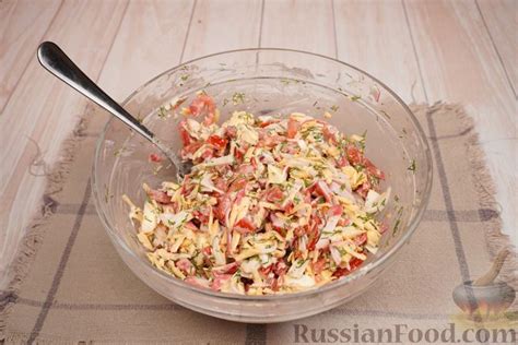 Рецепт: Салат «Красное море» с крабовыми палочками, помидорами и сыром ...
