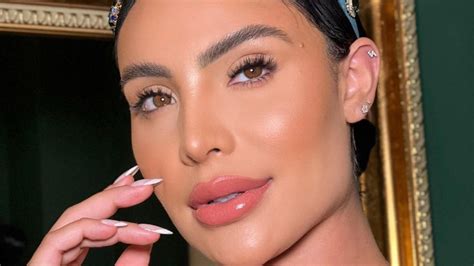 Aline Mineiro mostra demais ao usar maiô cavadíssimo em dia de sol