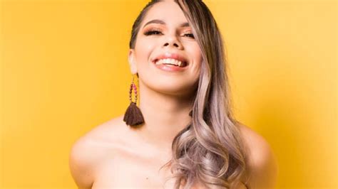 Con foto de su trasero, Lizbeth Rodríguez celebra 7 millones en YouTube
