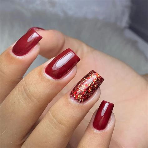 Unhas Vermelhas Com Glitter Dourado