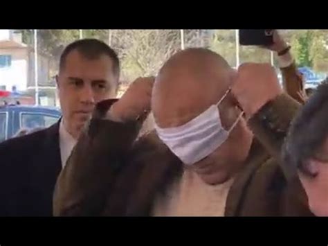Бойко Борисов си слага предпазна маска на очите - YouTube