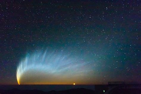 The Final Frontier??? — space-pics: Comet McNaught over the Pacific...