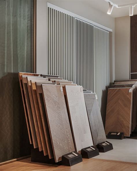 Акции на напольные покрытия 🔥 | Interior design, Showroom interior ...