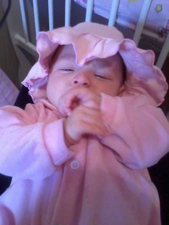 Bebê De 2 Meses Babando E Mordendo As Mãos - Bebê de 2 meses que já morde as mãos! | BabyCenter