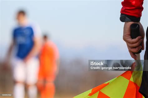 konsep olahraga sepak bola asisten wasit sepak bola berdiri