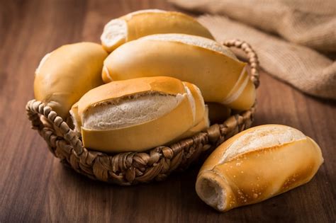 Pães Franceses Ou Pães Francês - Cesta com pães franceses Pão francês tradicional pão brasileiro | Foto ...