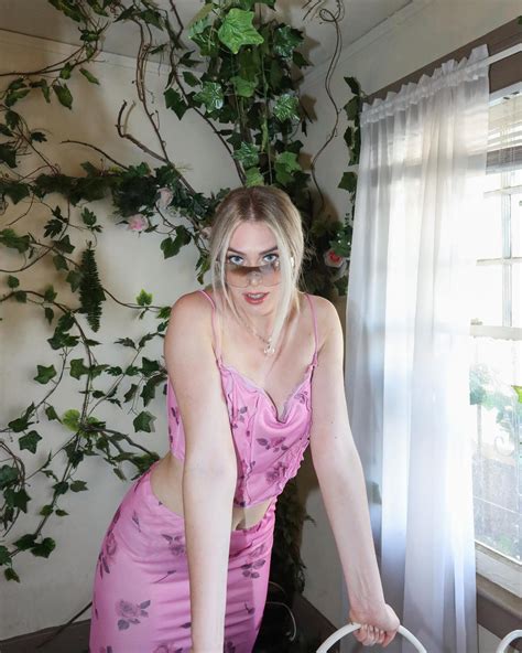 QTCinderella TSM Content Creator: Streamer Signed by TSM