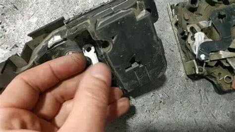 Замок задней двери LADA Калина, Гранта, разбор, контакты концевика и ...