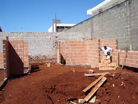 Com 6 Pedreiros Podemos Construir Uma Parede Em 8 Dias - Com 6 Pedreiros Podemos Construir Uma Parede Em 8 Dias - EDUCA