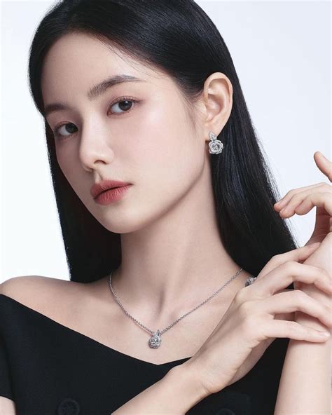 Pin di 민주 프로필 | Rambut gimbal, Ketombe, Kehidupan mewah