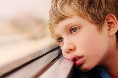 I 9 SINTOMI DEL BAMBINO AUTISTICO A SCUOLA E A CASA.