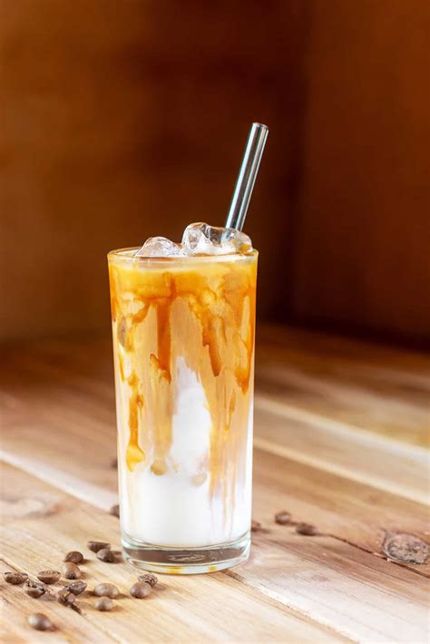 Iced Caramel Macchiato Recipe - HowdyKitchen