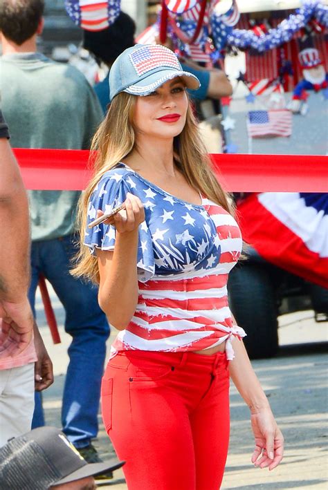 Sofia Vergara showing off her massive boobs on Modern Family set - Celeblr