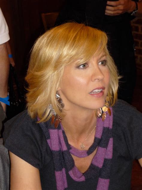 Download American Actress Jenna Elfman Candid Wallpaper | Wallpapers.com