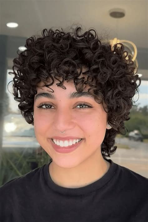 21 Haircuts for Frizzy Hair That Make Every Day a Good Hair Day