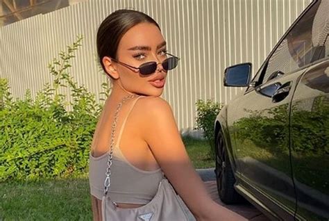 Модель Алена Омович в "невидимом" топе устроила пикантную фотосессию в ...