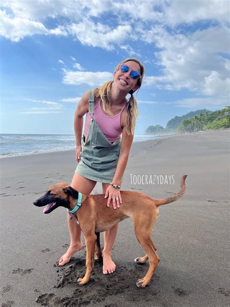 Her favorite spot is hanging on the beach with me! : r/BeachDogs