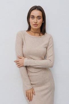 Трикотажный костюм с длинной юбкой и укороченной кофтой бежевый ...