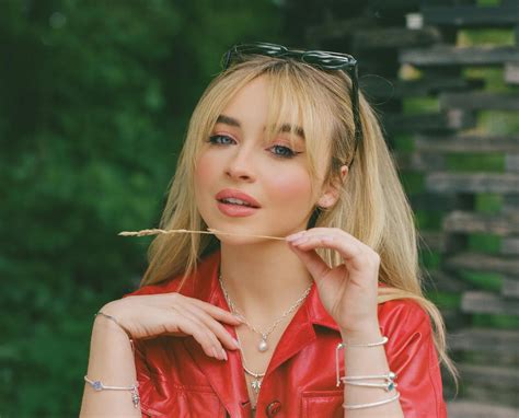 Sabrina Carpenter - Feather - Ouvir Música