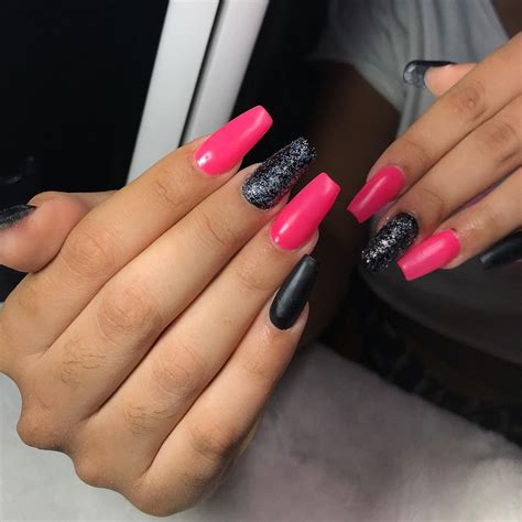 Unhas Pretas Com Rosa
