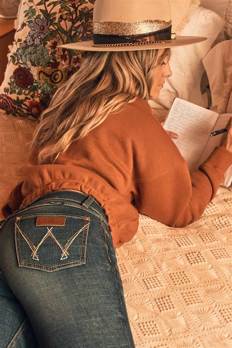 Lainey Wilson Turns Heads And Her Iconic Style Shines In Wrangler's
