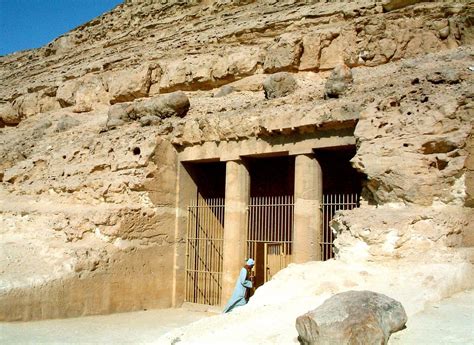 Entrata della tomba ipogea scavata nella roccia di Beni Hasan, XXI-XVII ...