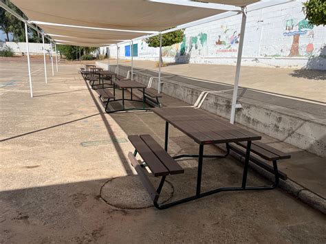 Instalación nuevas mesas de exterior en patio de primaria - ampacamping.es