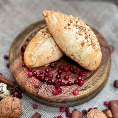 Пирожок с яблоком, брусникой и грецким орехом - Пекарня-Кондитерская ...