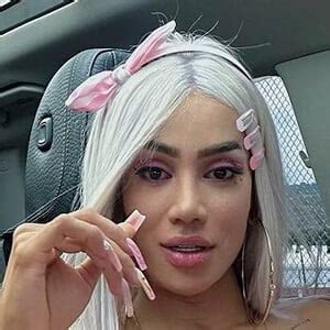 Laura Saenz - Age, Family, Bio | Famous Birthdays