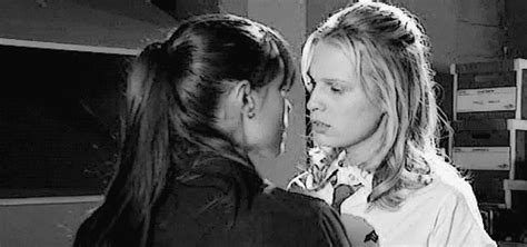 Black And White Kiss GIF - Find & Share on GIPHY