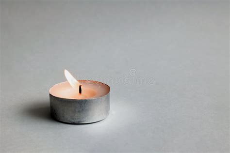 Немногое белая свеча на серой предпосылке Стоковое Изображение ...