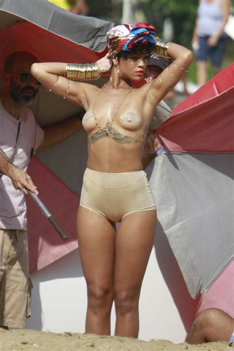 rihanna topless  sexy collection   fappening