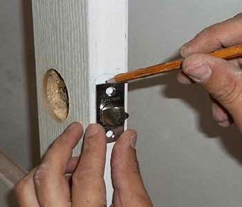Язычок замка двери не убирается до конца - Lockservice.pro