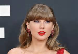 Taylor Swift's Barely-There Naked Dress Is Nothing but a Layer of Green