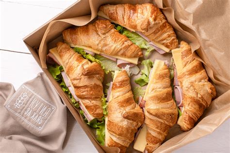 Кутия със солени кроасани с шунка от Пекарна Кутия за хляб
