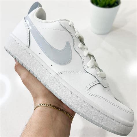 Nike Women's White and Blue Trainers | Depop