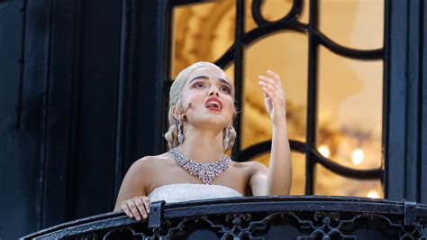 Rachel Zegler’s Balcony Scene in ‘Evita’ Has London Talking - The New