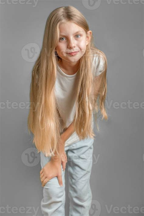 Foto De Menina Fofa - retrato do fofa pequeno menina com grandes luz cabelo 36313801 Foto de ...