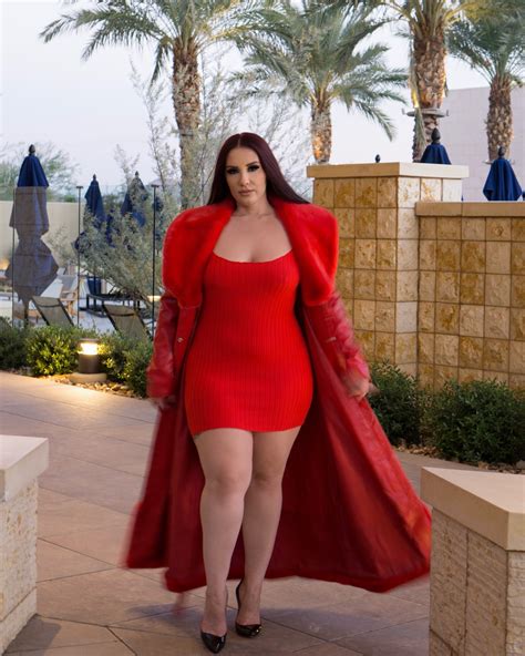 Ruby Red | Arizona | Curvy Fashion Content Creator | Something bout