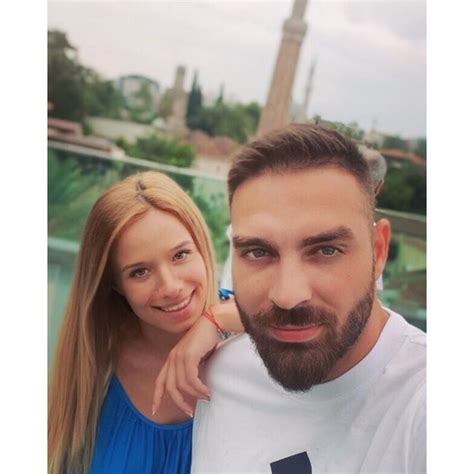 И жената на Тото стана влогър