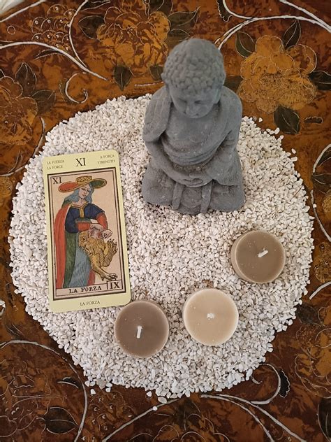 La Forza nei Tarocchi: L'arte di dominare con gentilezza e coraggio