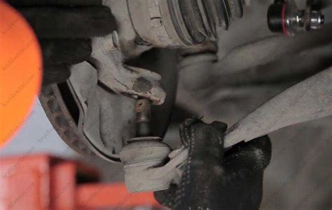 Замена передней шаровой опоры Toyota Corolla