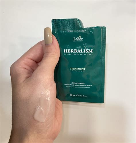 Травʼяна маска для волосся Lador Herbalism Treatment | MAKEUP Club