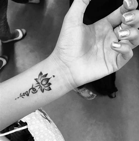20 Petits Lotus Tatouages Idées, dessins et modèles - Club Tatouage ...