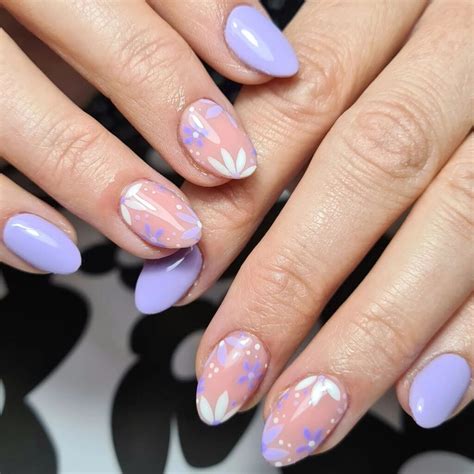 Aprender acerca 41+ imagen uñas color lila decoradas - Abzlocal.mx