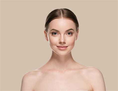 Лицо женщины по уходу за кожей с концепцией косметического возраста ...